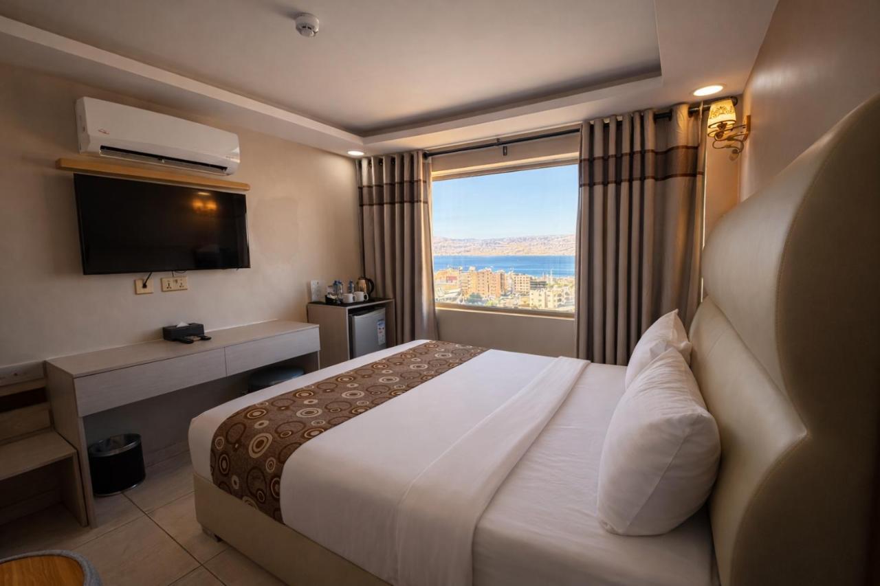 Double room with desk, TV and sea view